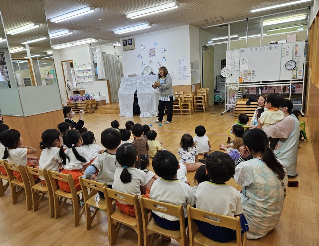 5月生まれのお誕生会を行いました。先生の出し物で、間違い探しと紙袋マジックに参加。最後はみんな身を乗り出して楽しんでました。